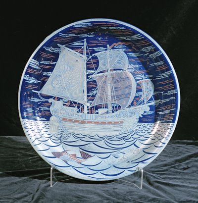 Plato con lustre plateado con un galeón navegando en un mar de lustre plateado de William de Morgan